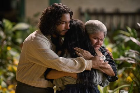három ember megöleli egymást – jelenetkép a Netflix Száz év magány sorozatából
