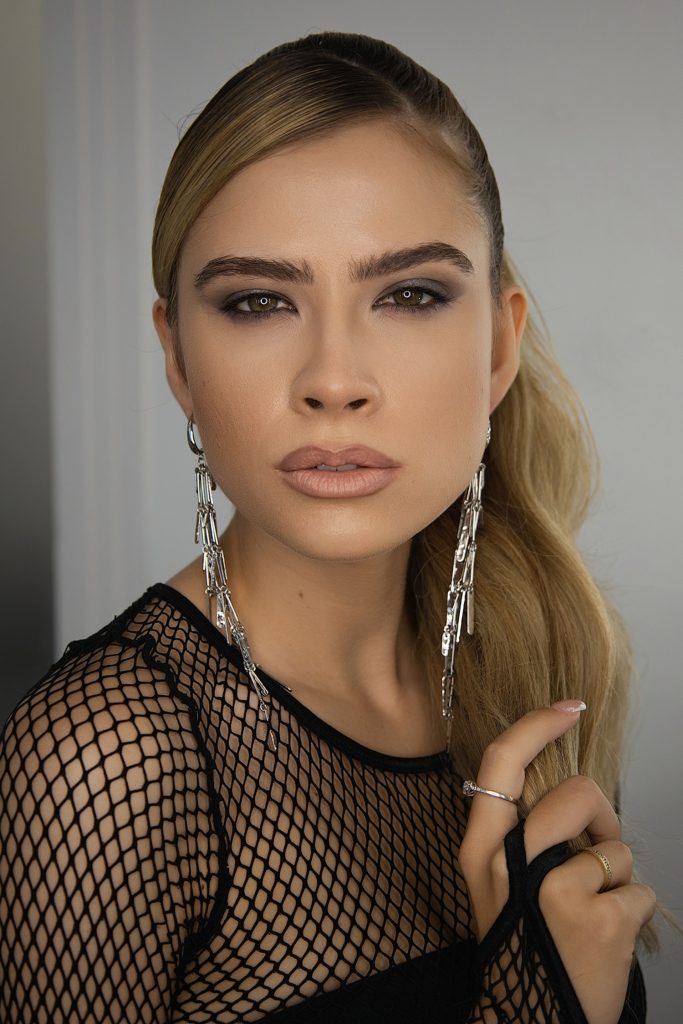 palladrienn-smoked-siren-trend2-szoke-nikolett | Marie Claire Smoked Siren sminktrend - női arc füstös szemsminkkel