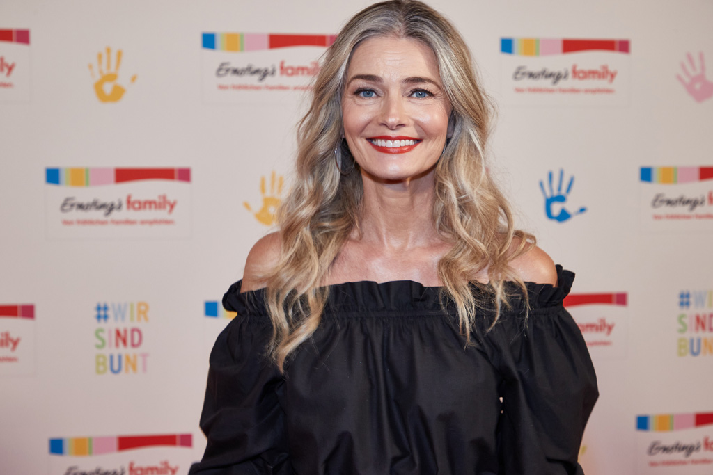 Paulina Porizkova, mosolyogva vesz részt az Ernsting család divatbemutatóján az "Atlantic" szállodában 2022-ben.