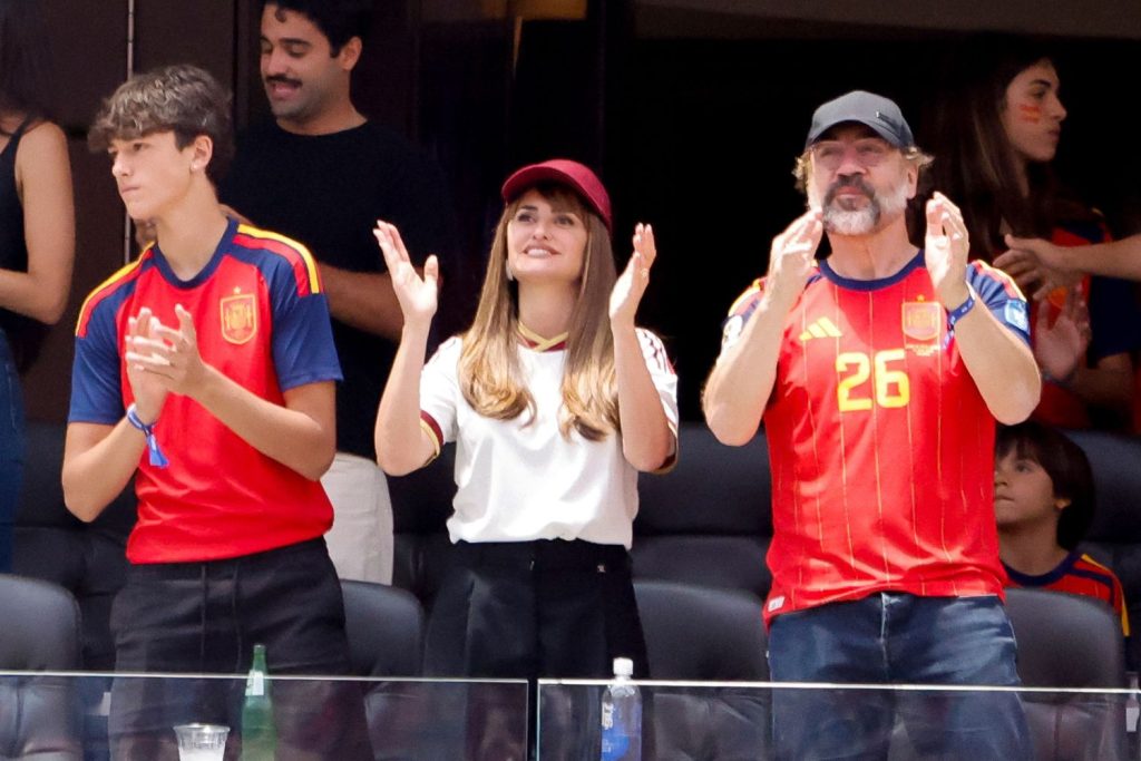 Penélope Cruz, Javier Bardem és gyerekük Forma 1-es futamon tapsol felállva