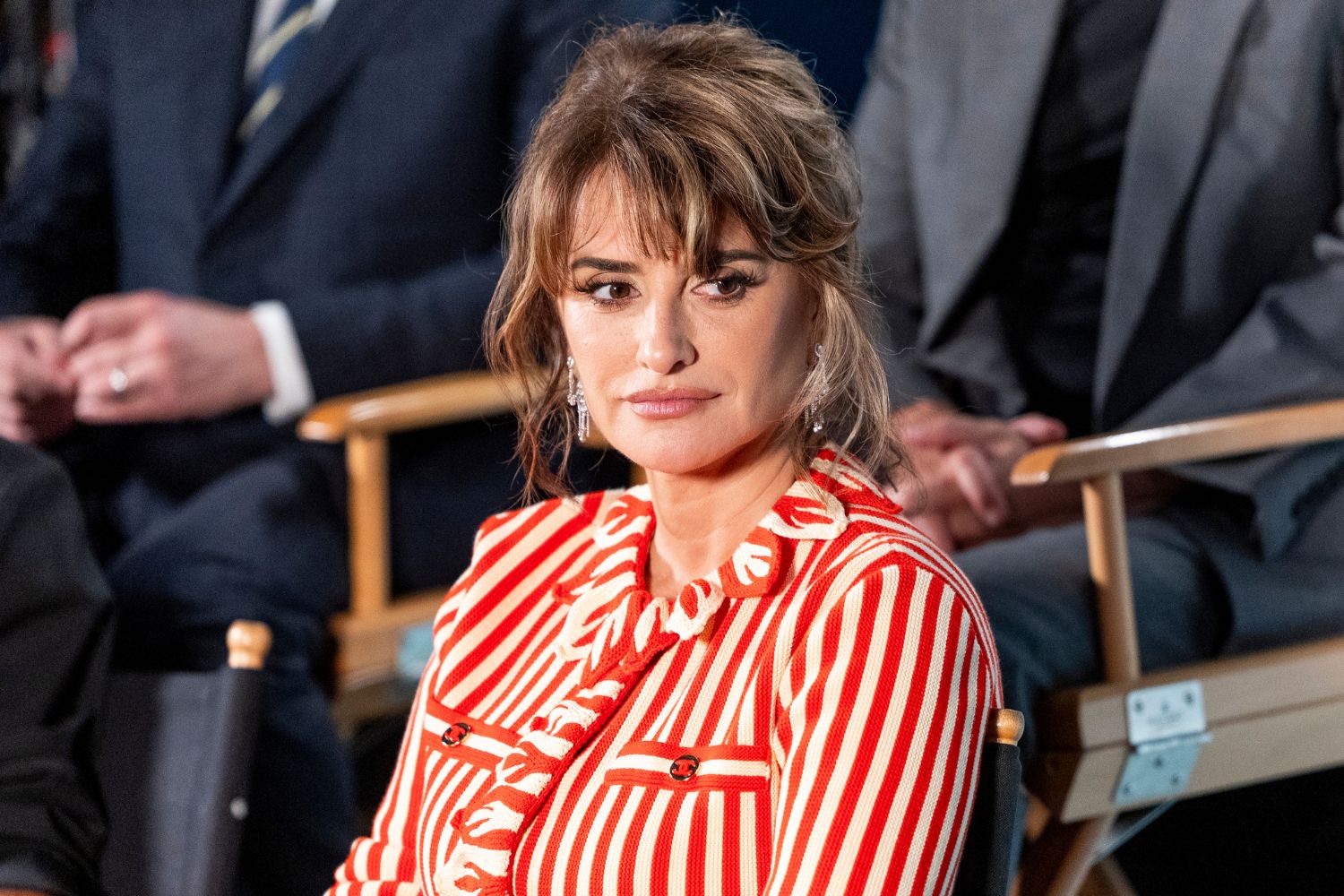 Penélope Cruz piros-fehér csíkos blúzban filmjével kapcsolatos beszélgetésen
