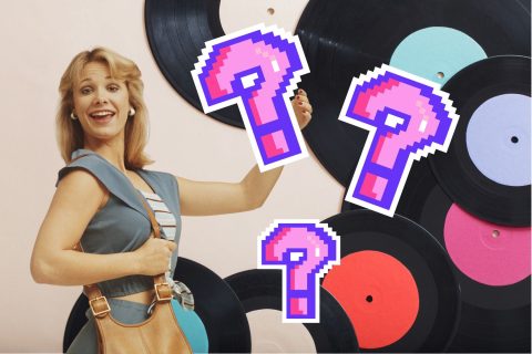 Retró bakelit lemezek háttérben, '80-as évekbeli nő vidáman néz, retró rózsaszín kérdőjelek
