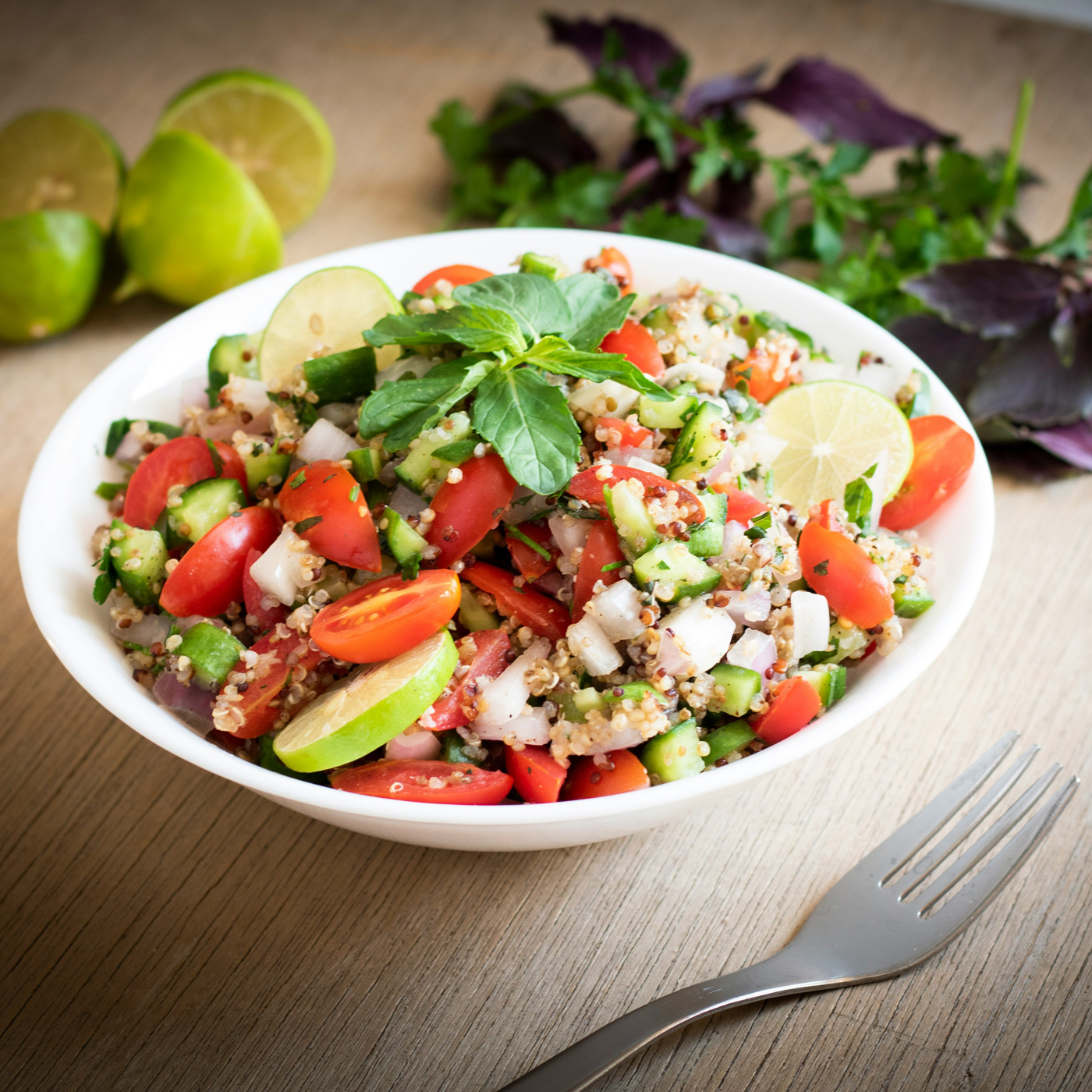 4. Nyári quinoa saláta: Ha friss zöldségekkel és gyümölcsökkel teli receptet keresel, akkor ez a nyári saláta a tökéletes választás. Paradicsommal, őszibarackkal, csemegekukoricával, avokádóval és friss bazsalikommal egyetlen recepttel kiürítheted az egész hűtőszekrényedet. A quinoa alap és az egyszerű citromos öntet teszi teljessé az egész salátát.