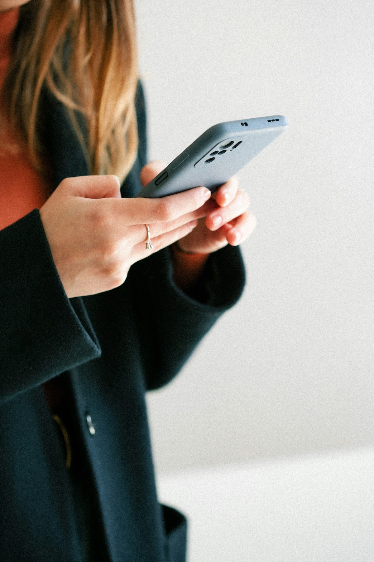 női kézben mobiltelefon