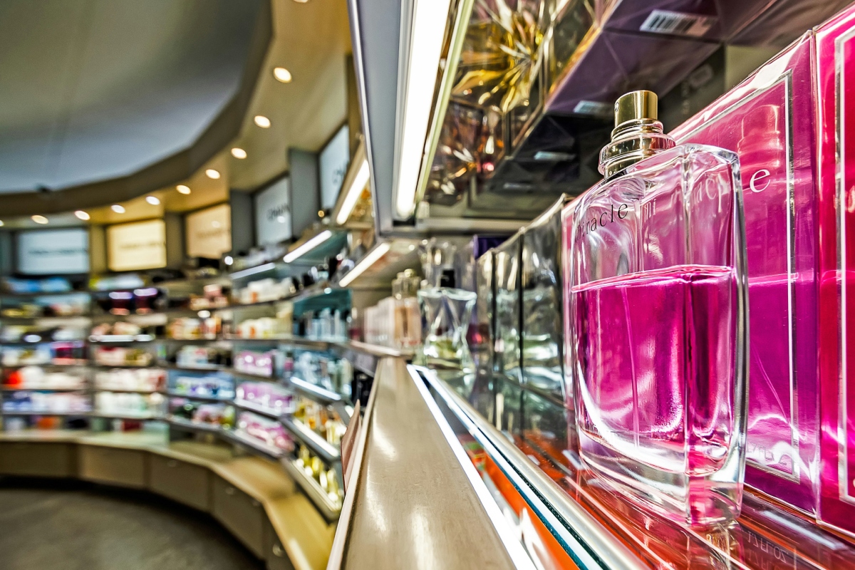 sajat-illat-parfum-vedjegy-megtalalas | Marie Claire Egy parfüméria belső tere, végtelen sok parfümmel, előtérben egy rózsaszín üveg