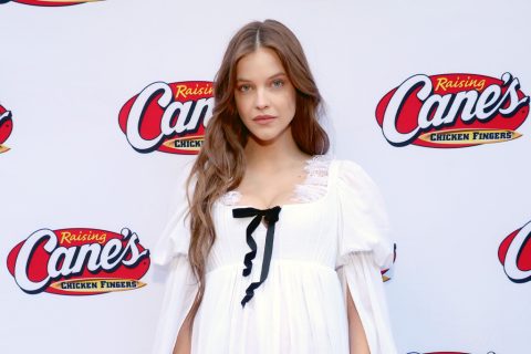 Palvin Barbi fehér ruhában visszafogottan mosolyog a kamerába