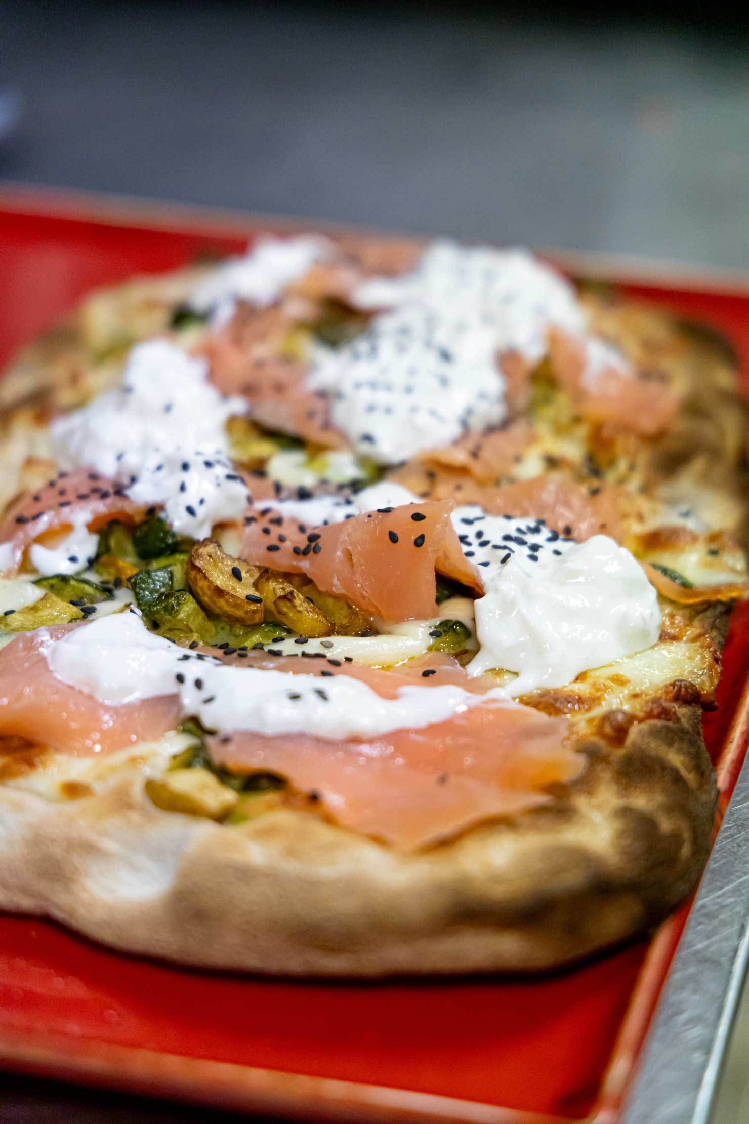 4. Füstölt lazacos lepénykenyér: Tekintsd ezt a pizza reggelire vacsorára szánt, hideg változatának. Csak pirítsd a naant a grill alatt (vagy a forrólevegős fritőzben!) néhány percig, majd rakj mindegyik naant füstölt lazacot, krémsajtot és néhány zöldséggel.