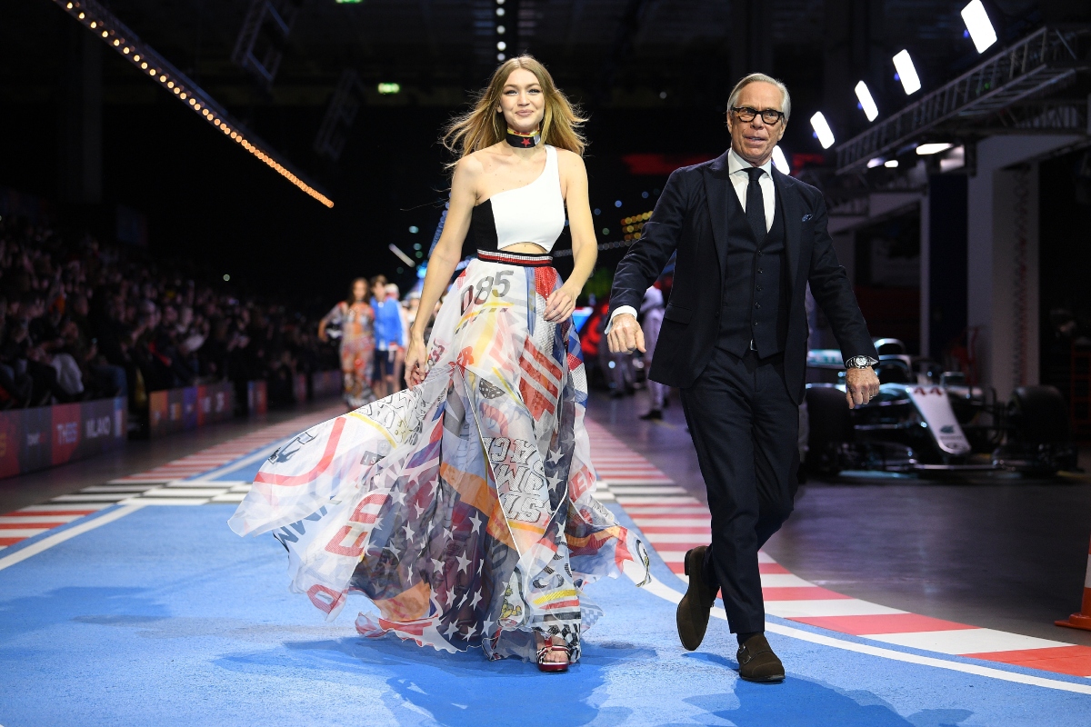 Gigi Hadid és Tommy Hilfiger a kifutón sétálnak a Tommy Hilfiger bemutatón a Milánói Divathéten a 2018/19-es őszi/téli szezonban, 2018. február 25-én Milánóban, Olaszországban.