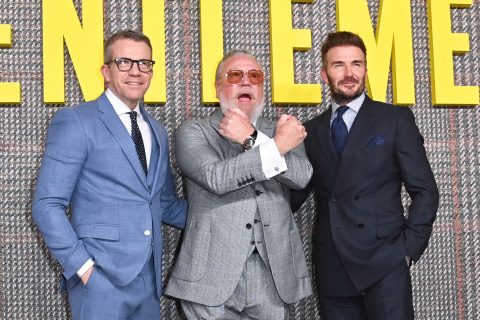 Max Beesley szürke öltönyben, Ray Winstone keresztezett kézzel és mellette David Beckham az Úriemberek első évad premierjén, Londonban