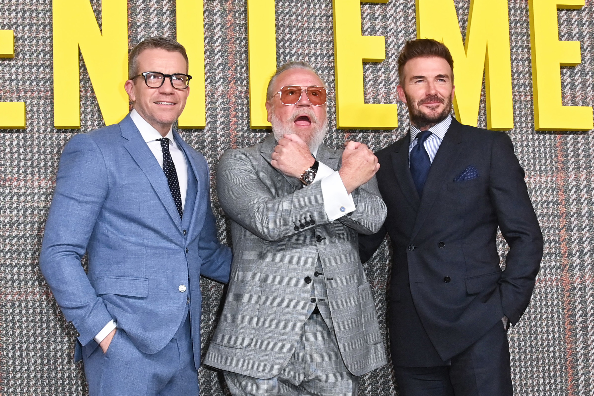 Max Beesley szürke öltönyben, Ray Winstone keresztezett kézzel és mellette David Beckham az Úriemberek első évad premierjén, Londonban