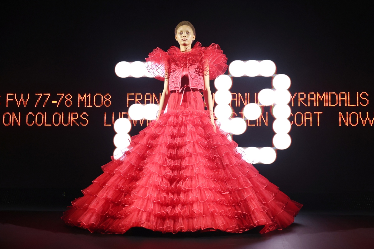 valentino-divathaz-tortenete-divattortenet | Marie Claire Modell a kifutón a Vertigeneux, a Valentino 2025-ös tavaszi-nyári haute couture bemutatóján, a párizsi divathét keretében, 2025. január 29-én, Párizsban.