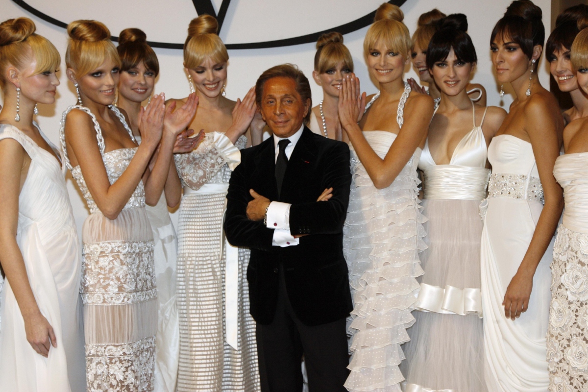 valentino-divathaz-tortenete-divattortenet | Marie Claire Valentino (középen) modellekkel pózol a Valentino divatbemutatóján, a párizsi divathét 2007-es tavaszi-nyári haute couture szezonjában, 2007. január 22-én, a párizsi Beaux-Arts-ban.