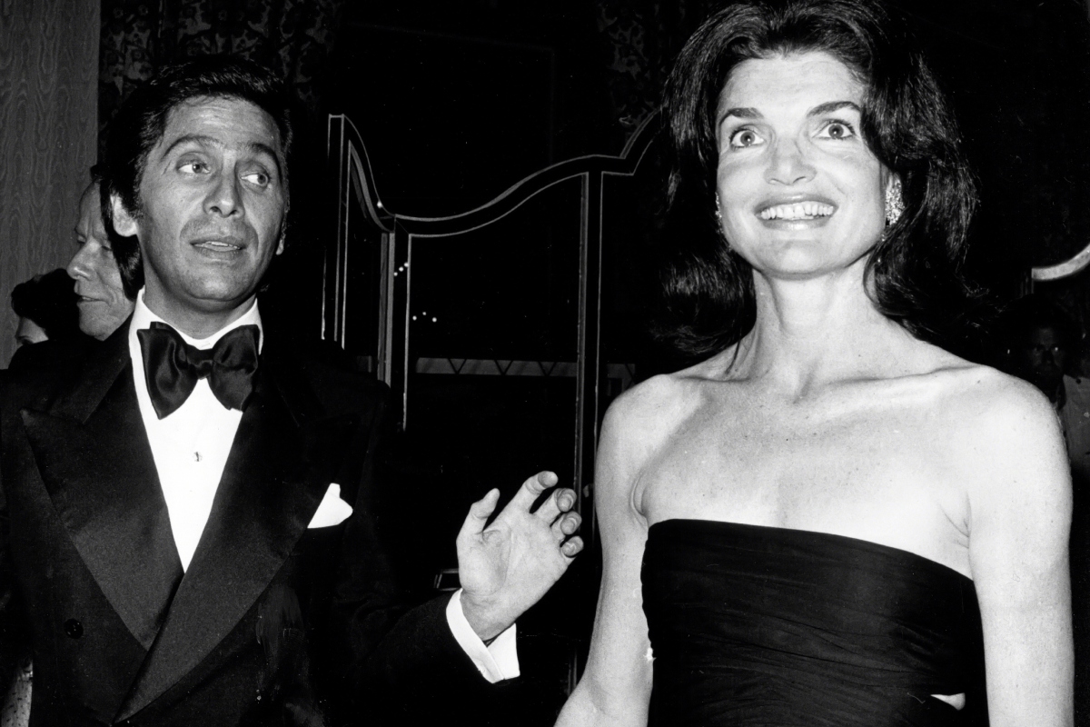 valentino-divathaz-tortenete-divattortenet | Marie Claire Jacqueline Kennedy Onassis (jobbra) és Valentino a Valentino divatbemutatóján, amelyet a Special Olympics javára rendeztek a Pierre Hotelben, 1976. június 7-én, New Yorkban.