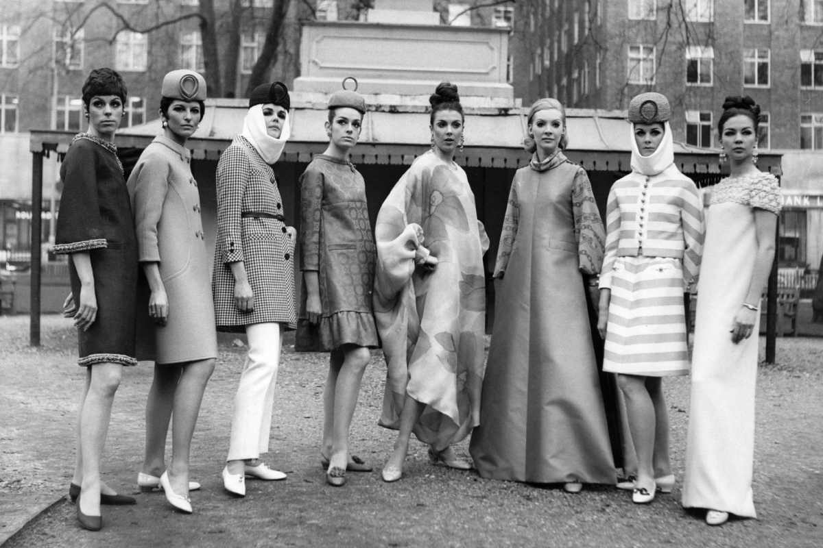 valentino-divathaz-tortenete-divattortenet | Marie Claire Modellek az olasz tervező, Valentino ruháiban a londoni Annabelsnek, a Berkeley Square-en. 1967