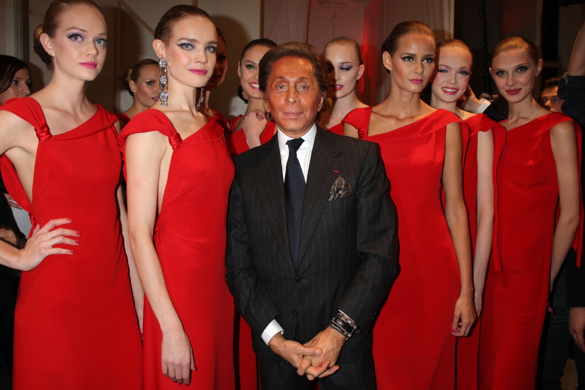 Valentino és Natalia Vodianova modellek társaságában vonul a kifutón a Valentino divatbemutatójának zárásán, a párizsi divathét (haute couture) 2008-as tavaszi-nyári szezonjában, 2008. január 23-án, a párizsi Rodin Múzeumban.