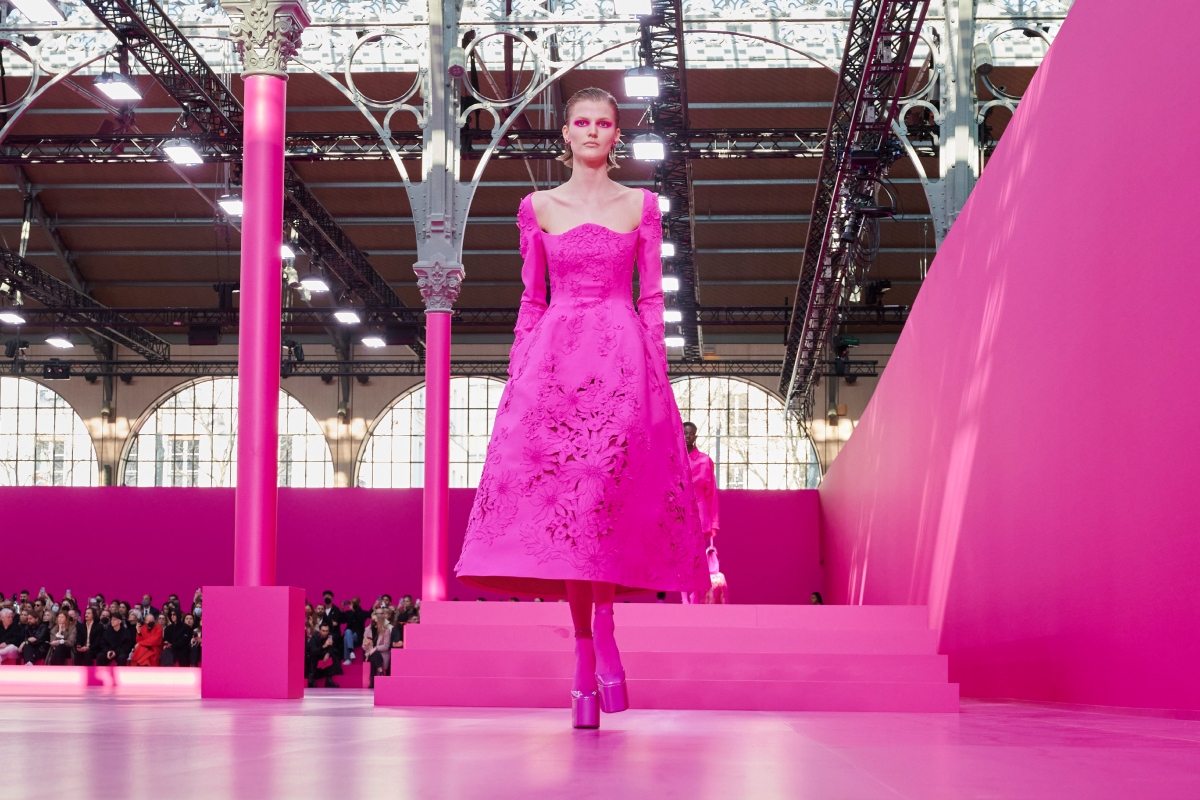 valentino-divathaz-tortenete-divattortenet | Marie Claire Modell a Valentino 2022–2023-as őszi-téli női kollekciójának bemutatóján, a párizsi divathét keretében, 2022. március 6-án, Párizsban.