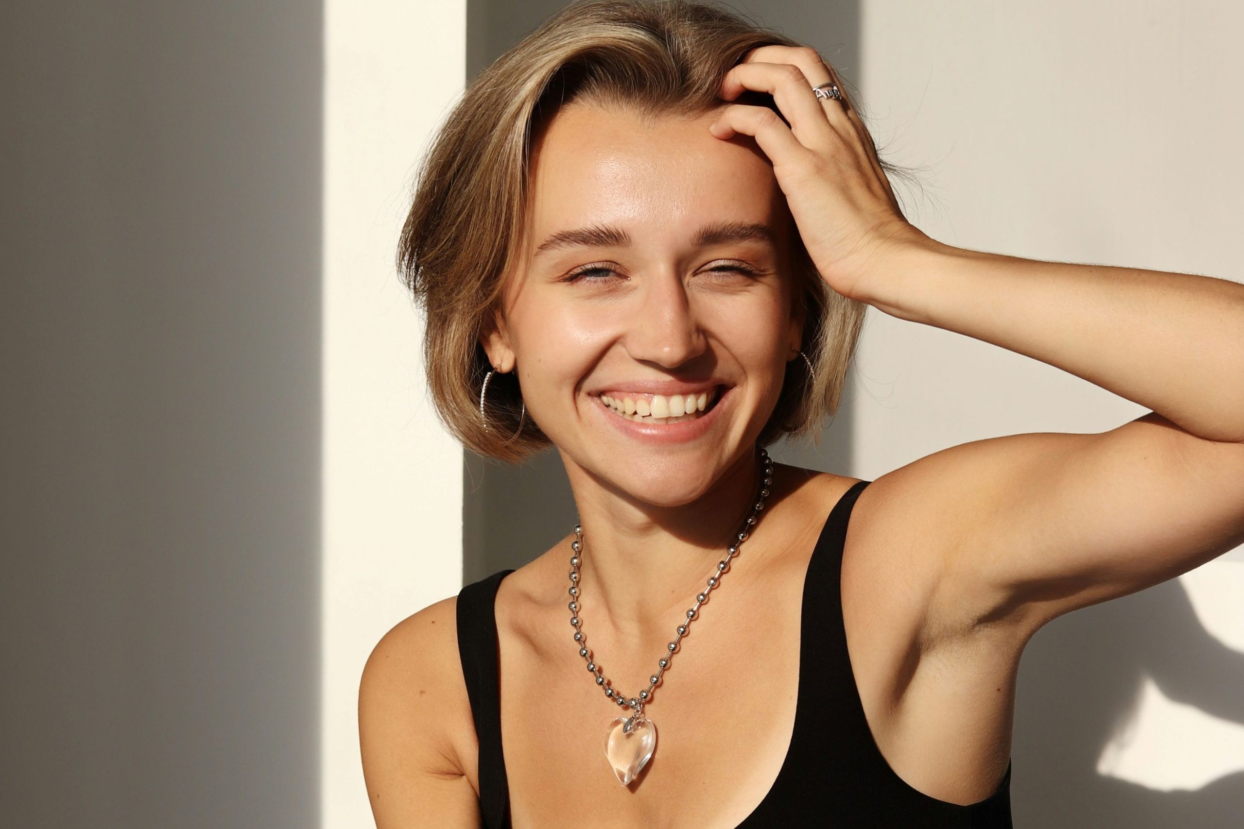 oroszlan-szezon-szerencse | Marie Claire Fiatal nő mosolyog