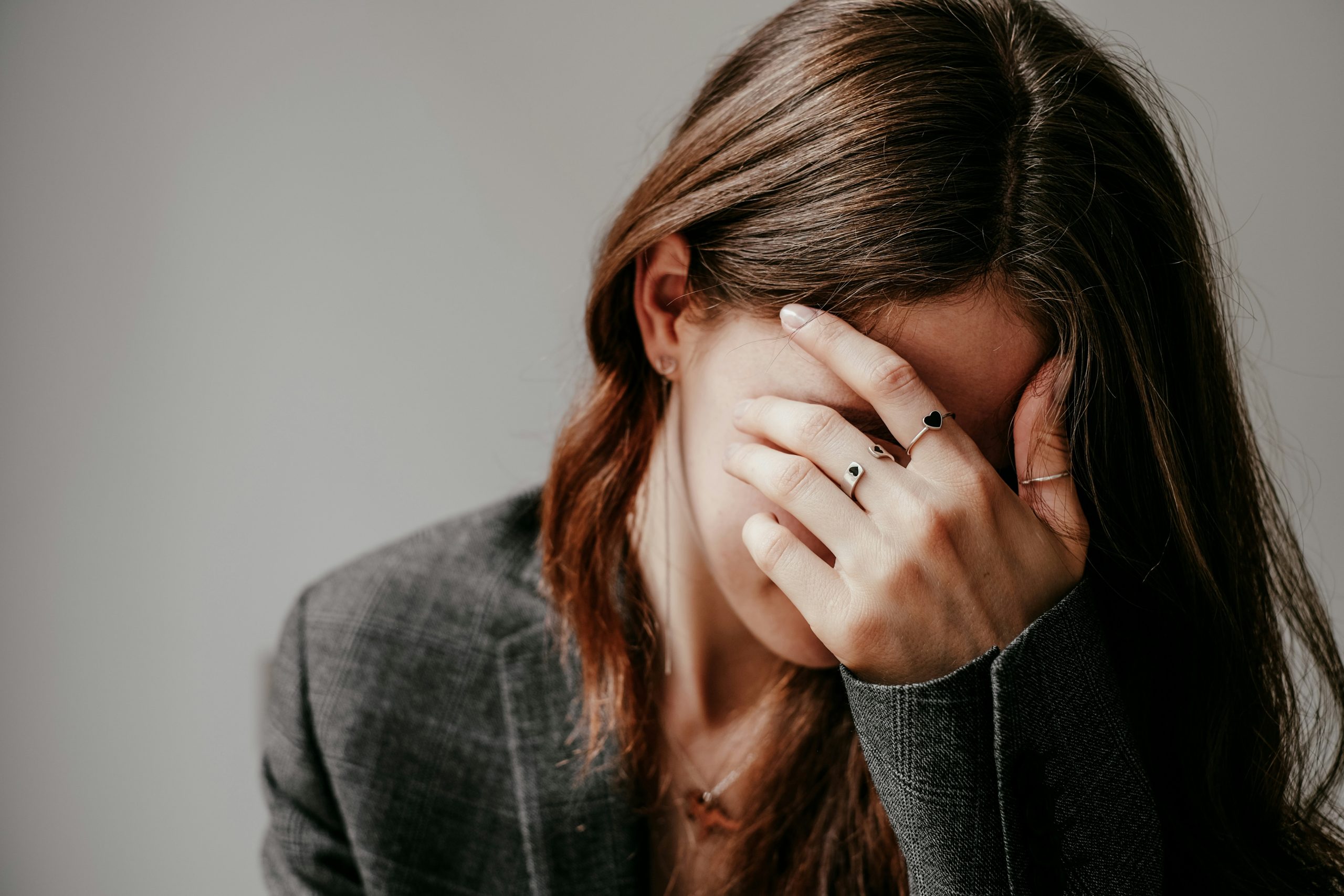 boldogtalansag-hazugsag | Marie Claire Szomorú, fiatal nő