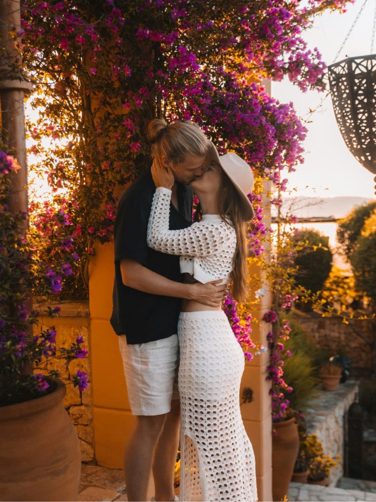 venusz-heti-horoszkop-2026-julius-6-12 | Marie Claire Szerelmespár csókolózik mediterrán virágok alatt