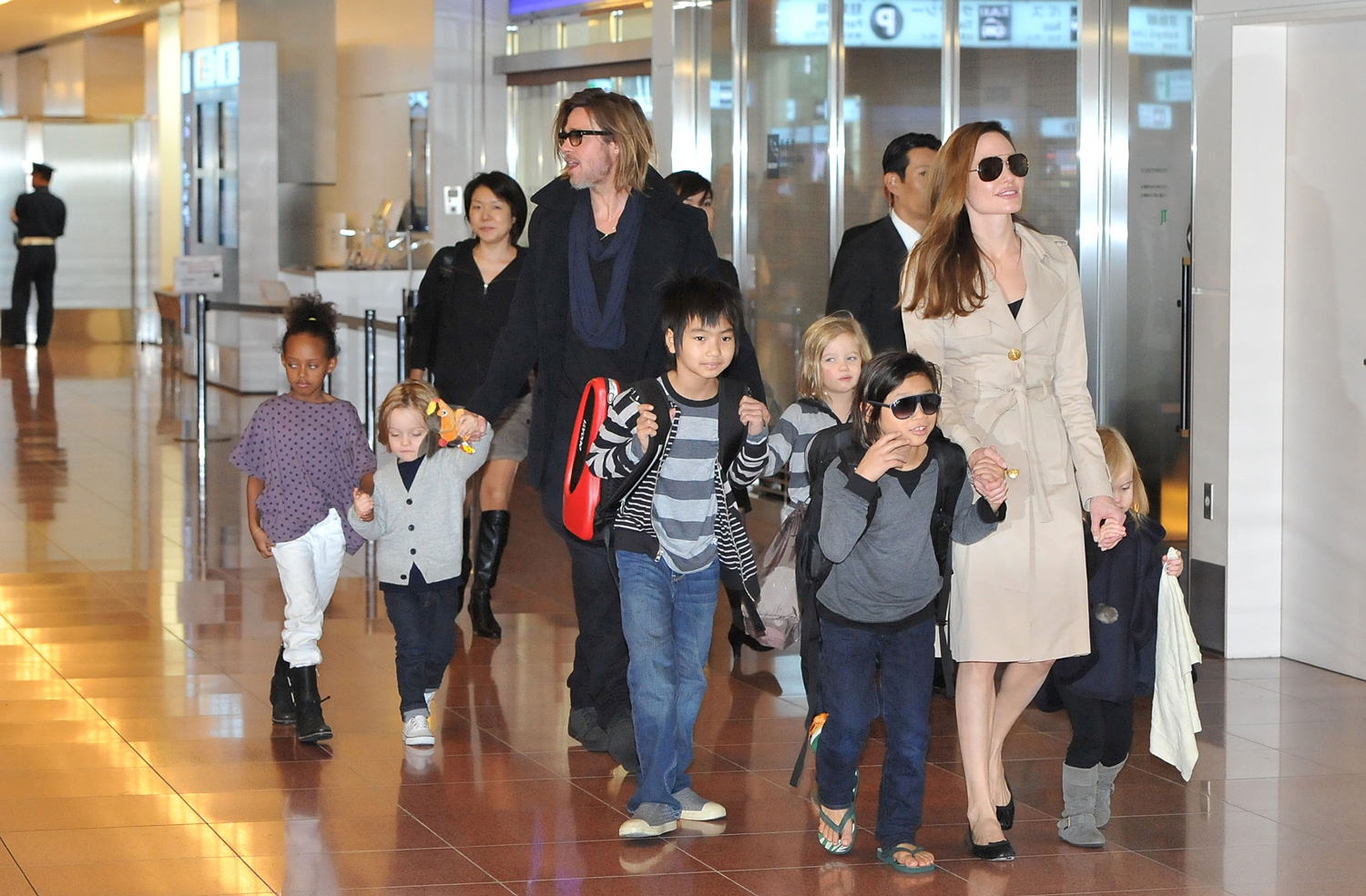 Brad Pitt és Angelina Jolie a gyerekeikkel