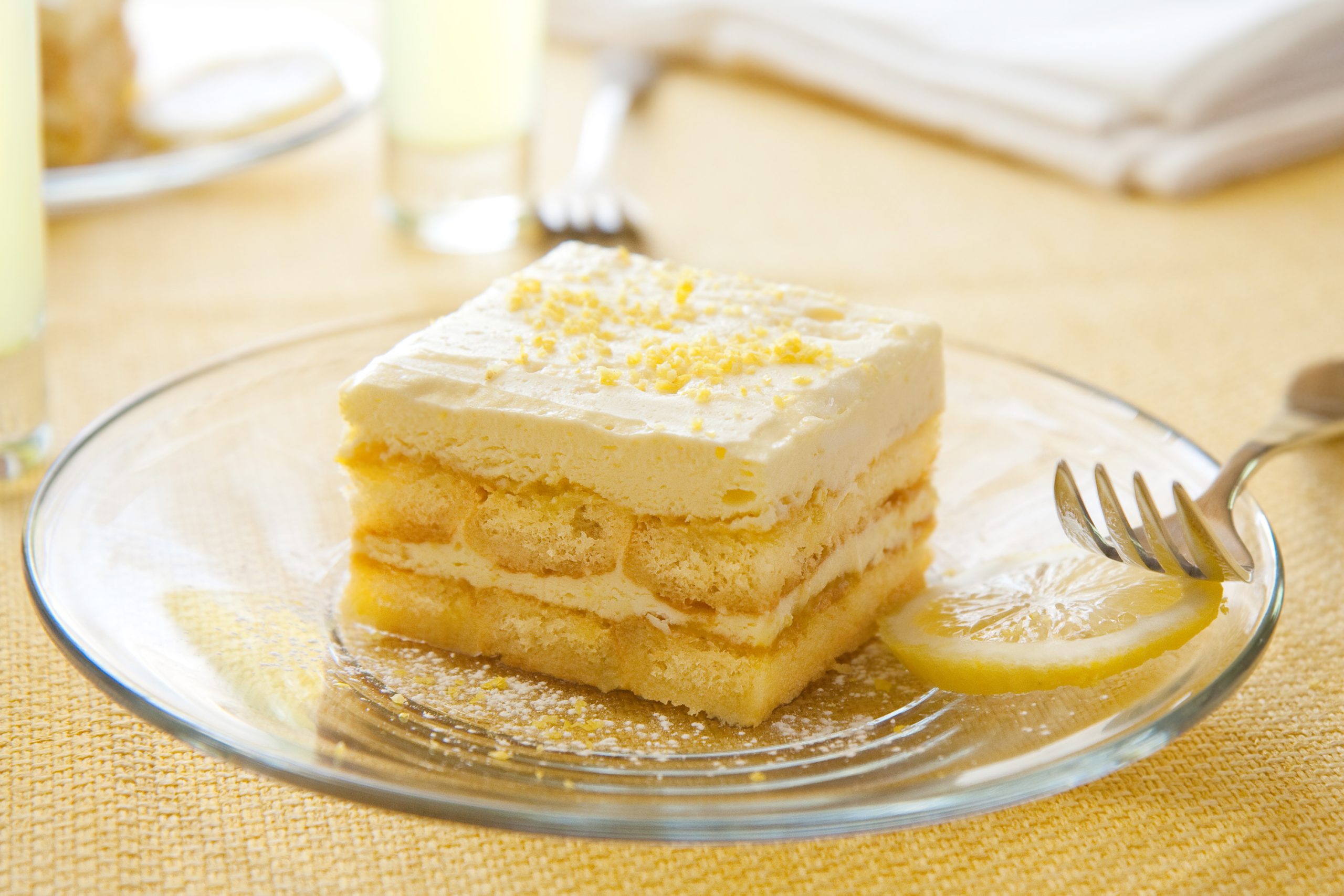 Hamis citromos tiramisu tányéron