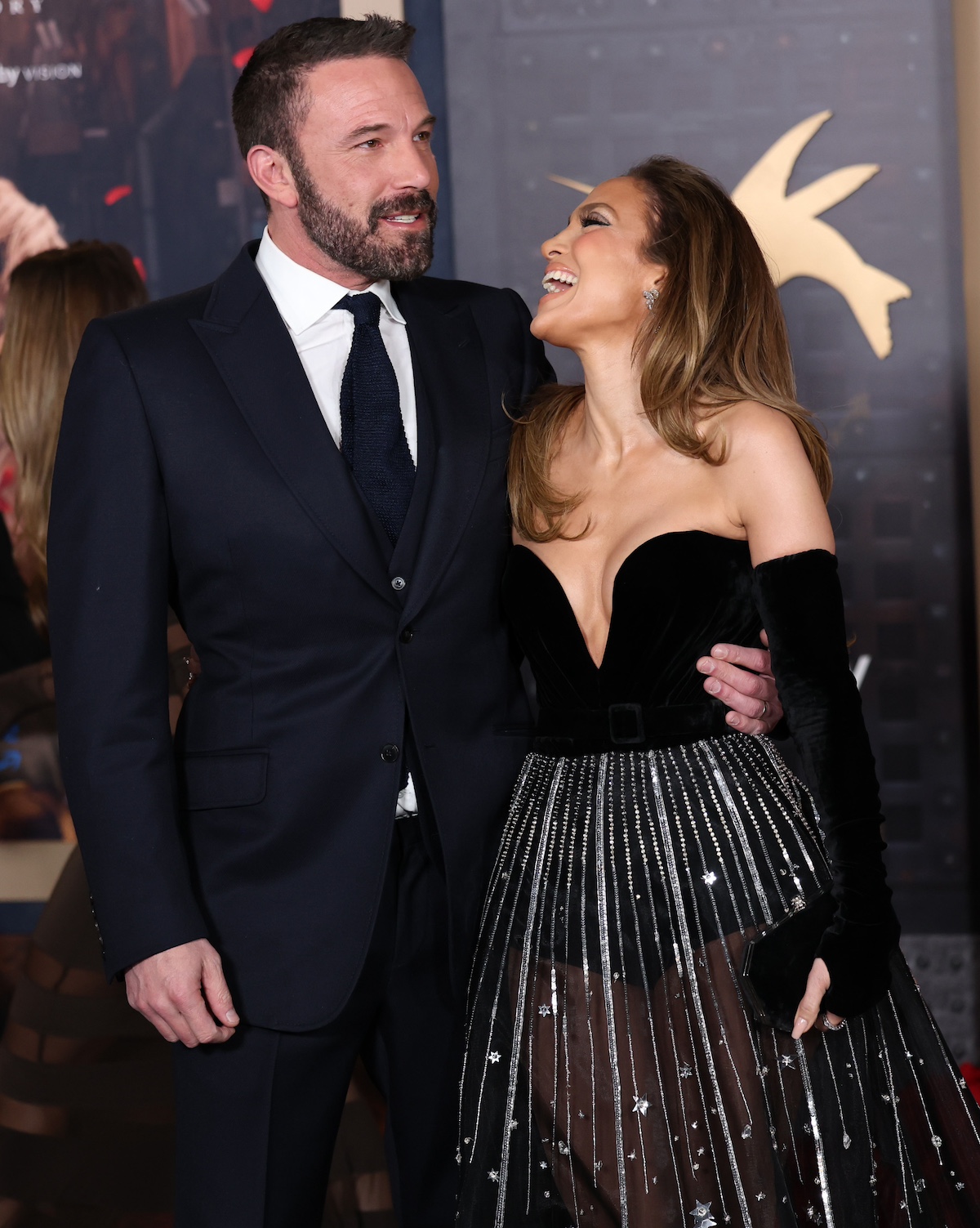 jennifer-lopez-nyari-ruha | Marie Claire Ben Affleck és Jennifer Lopez egymásra nevetnek a vörös szőnyegen