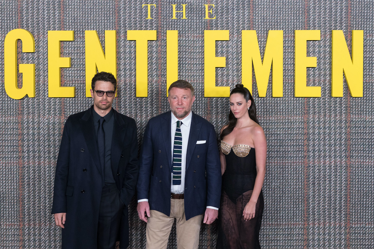 Theo James, Guy Ritchie és Kaya Scodelario The Gentlemen felirat előtt