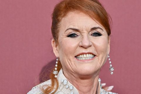 Sarah Ferguson közelről, rózsaszín háttér előtt
