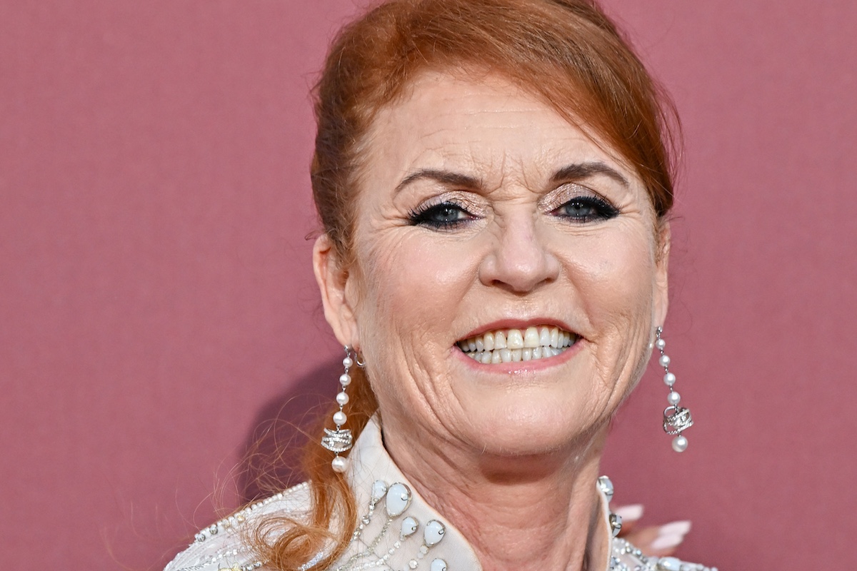Sarah Ferguson közelről, rózsaszín háttér előtt