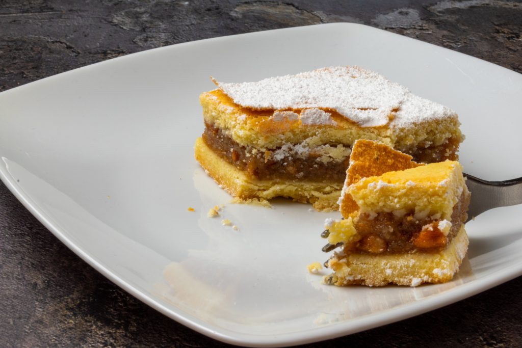 retro-almas-pite-receptje | Marie Claire Almás pite tányéron