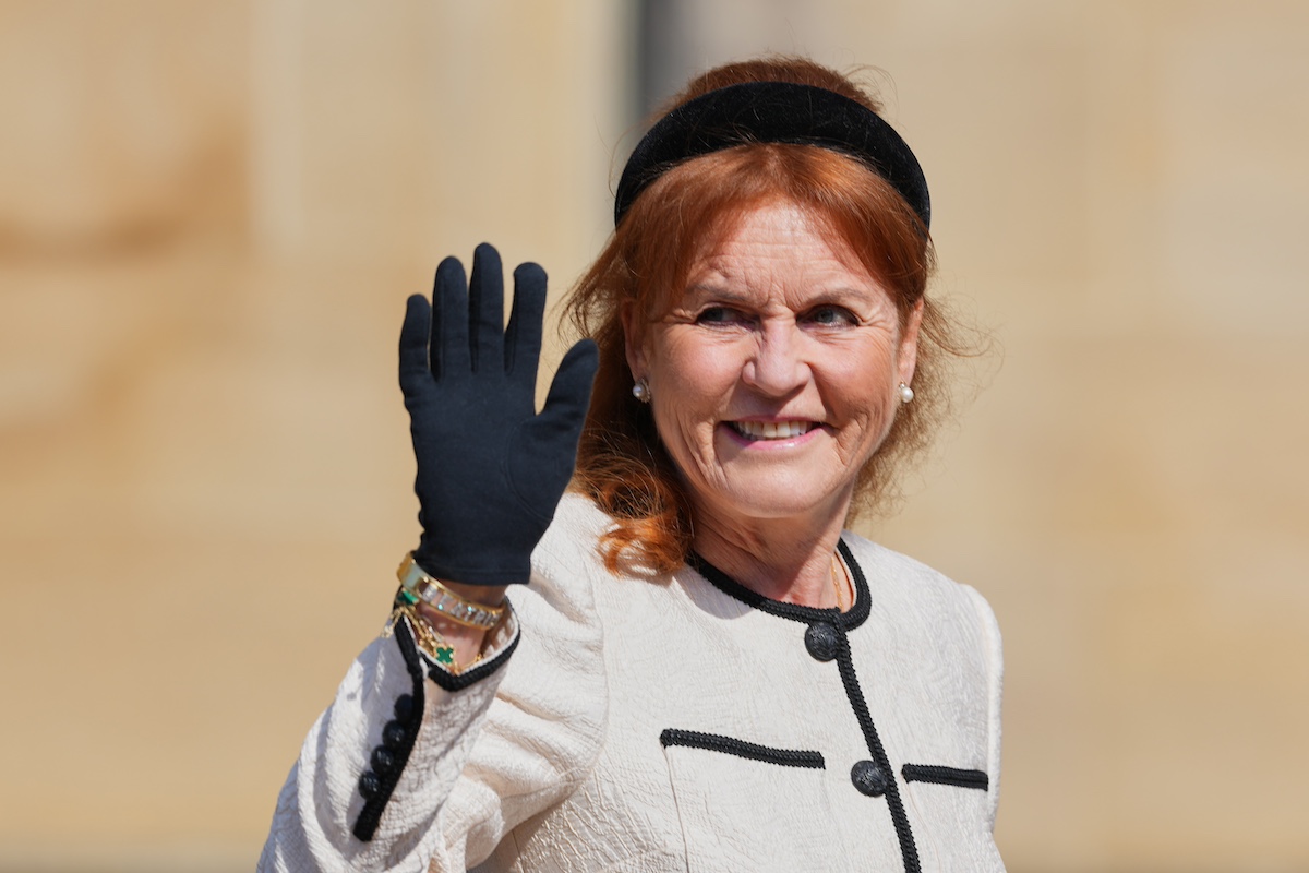 sarah-ferguson-hazakoltozik | Marie Claire Sarah Ferguson fehér ruhában, fekete kesztyűben integet