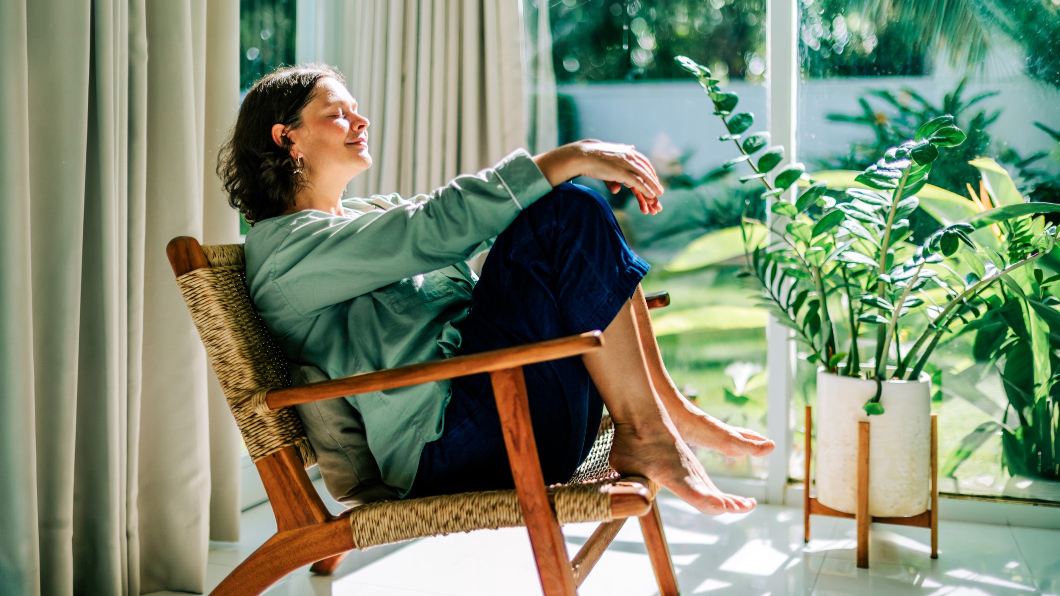 perimenopauza-szex-szorongas-negyven-felett | Marie Claire nő relaxál egy székben
