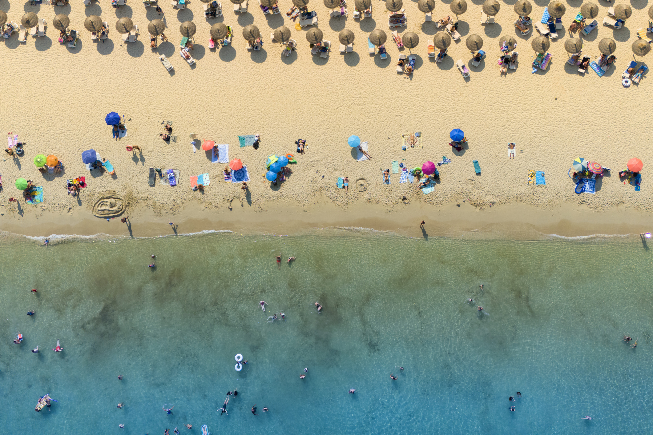 europa-tengerpart-szabalyok-birsag | Marie Claire Légi felvétel a spanyolországi Mallorca szigetén, Magalufban található strandról.