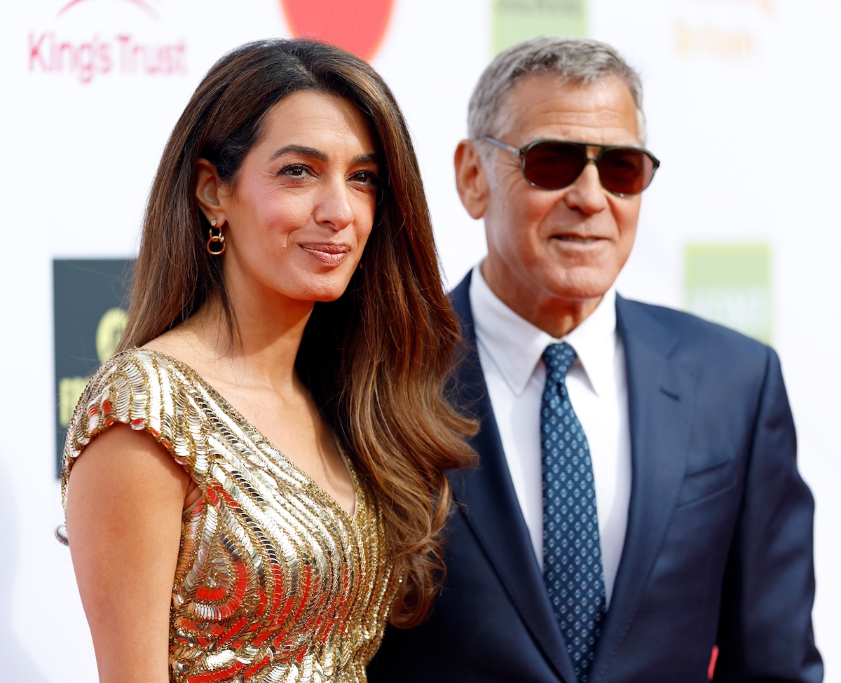 amal-clooney-feher-ruha | Marie Claire Amal Clooney arany ruhában, mellette férje, George Clooney öltönyben és napszemüvegben