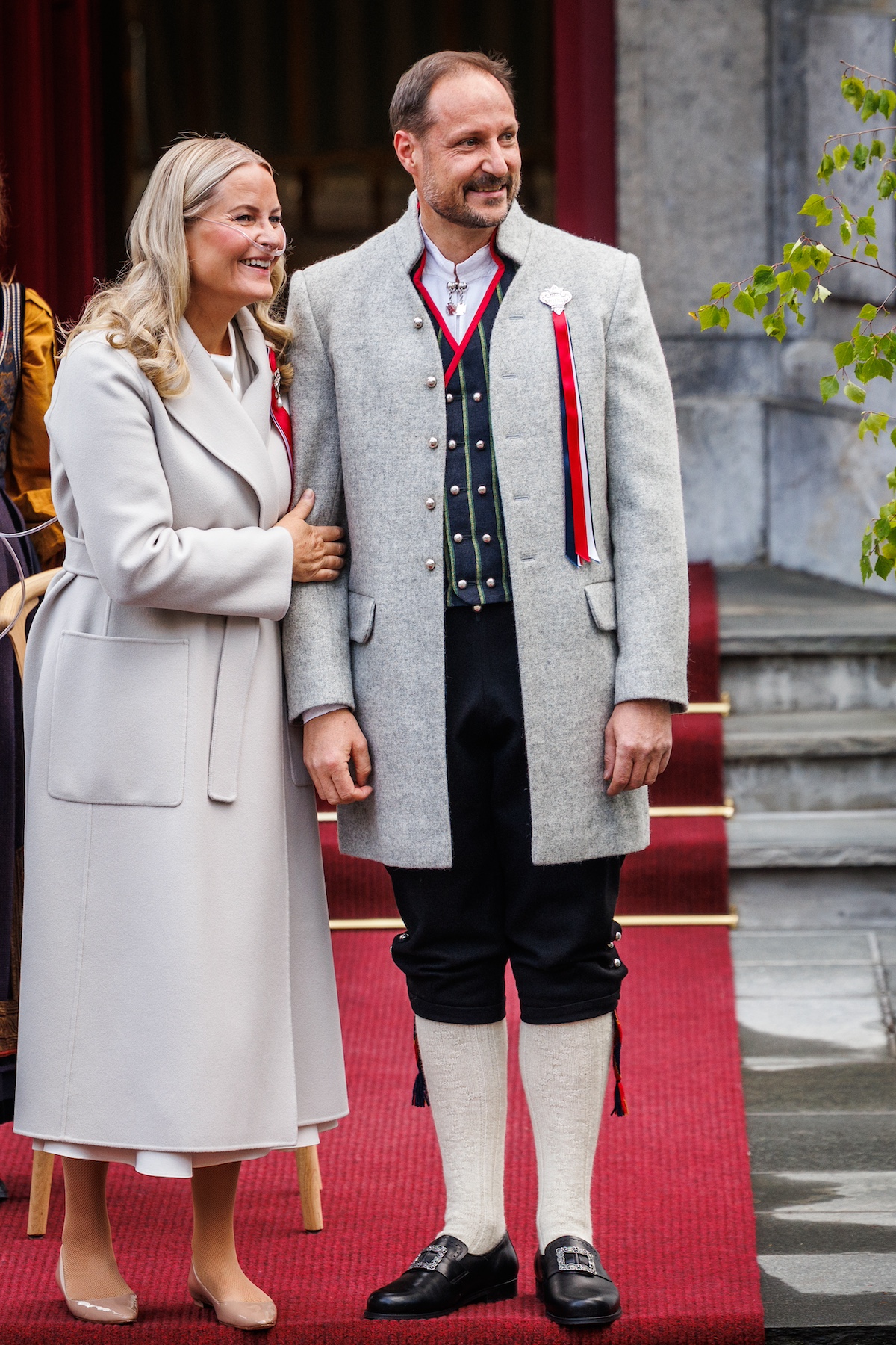 haakon-norvegia-kiralya | Marie Claire Mette Marit fehér kabátban és Haakon, Norvégia új uralkodója