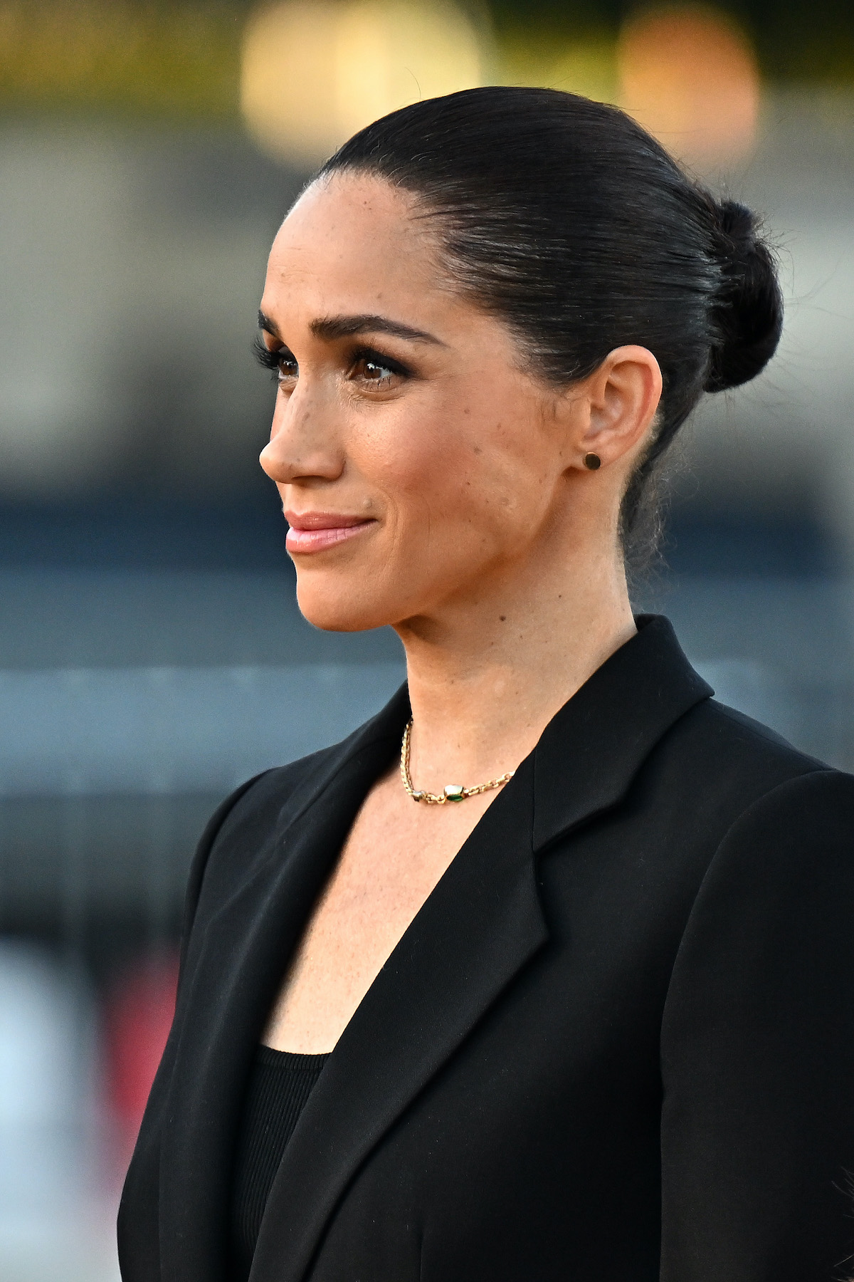 meghan-markle-45-szuletesnap | Marie Claire Meghan Markle fekete kosztümben, oldalról, közelről