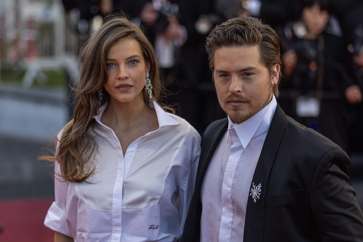 Dylan Sprouse öltönyben és Palvin Barbara fehér ingben