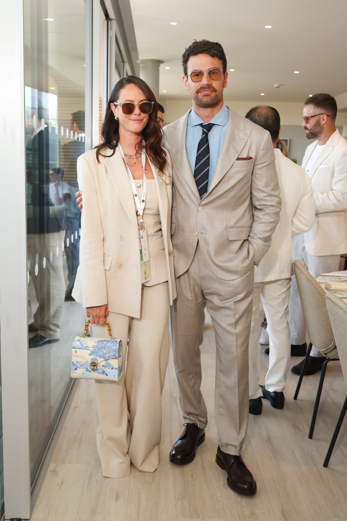 uriemberek-1-evad-befejezes | Marie Claire Kaya Scodelario és Theo James világos ruhákban, napszemüvegben, egész alakos felvétel