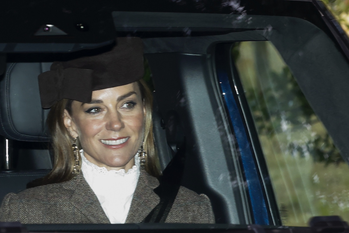 Katalin hercegné autóban ülve, közelről, barna blézerben