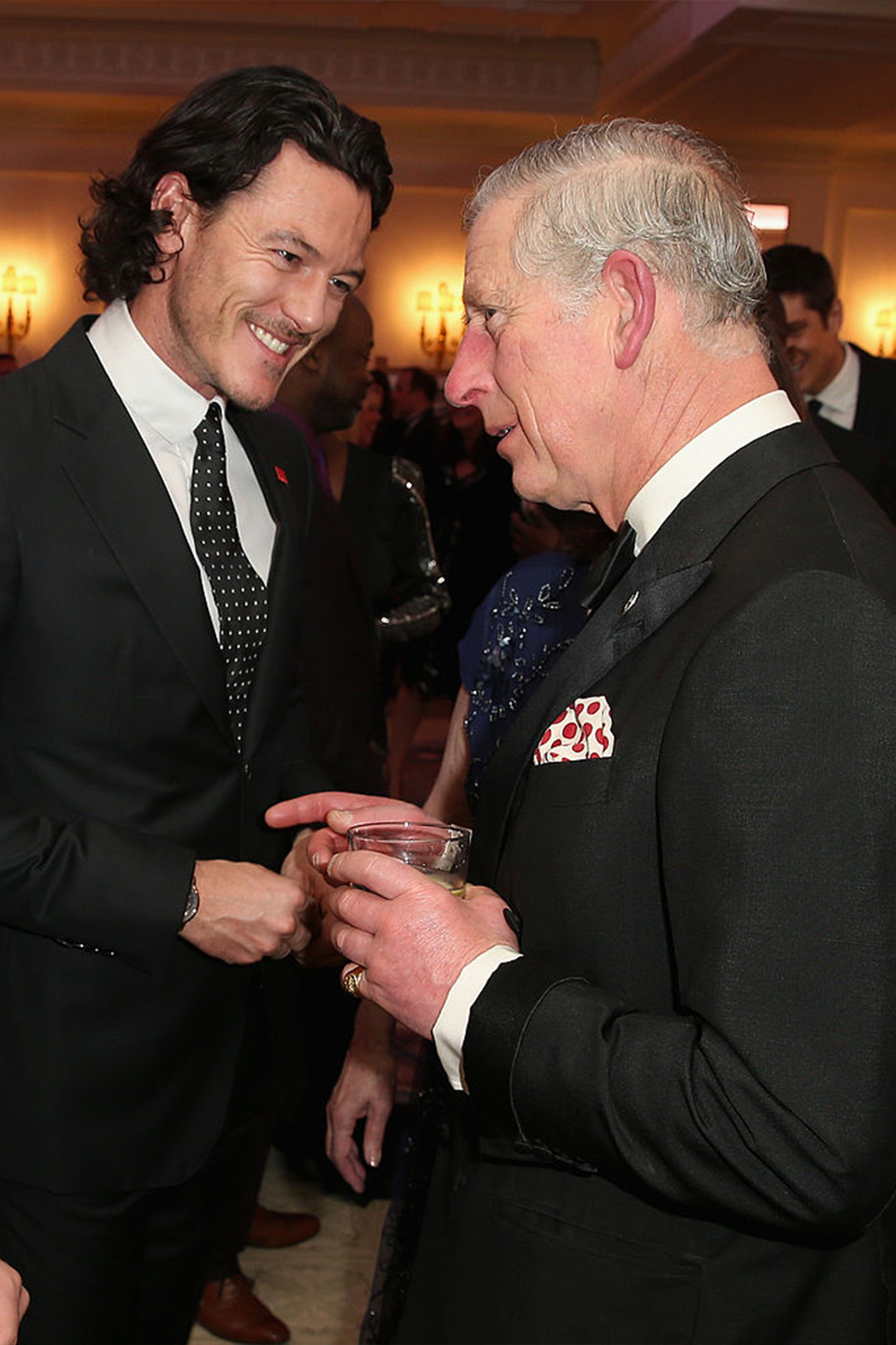GettyImages-467324057 | Marie Claire Károly herceg és Luke Evans mosolyogva beszélgetnek