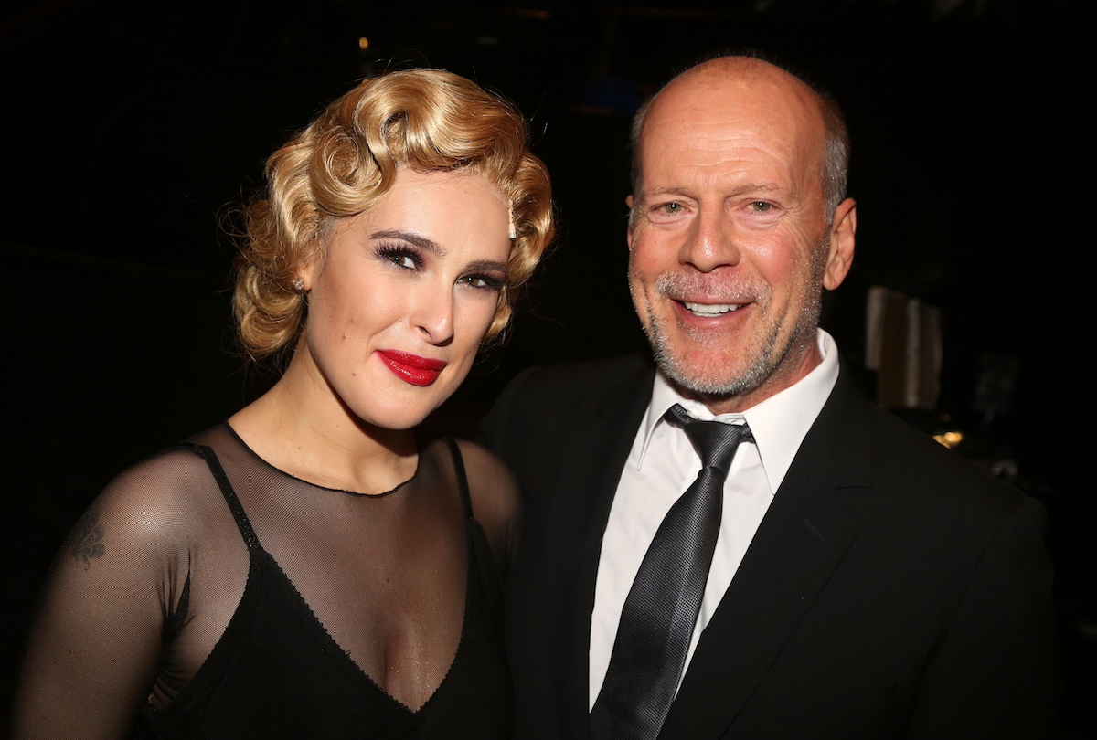 bruce-willis-allapota-rumer-willis | Marie Claire Rumer és Bruce Willis, Rumer szőke, göndör hajjal és piros rúzzsal – közeli felvétel