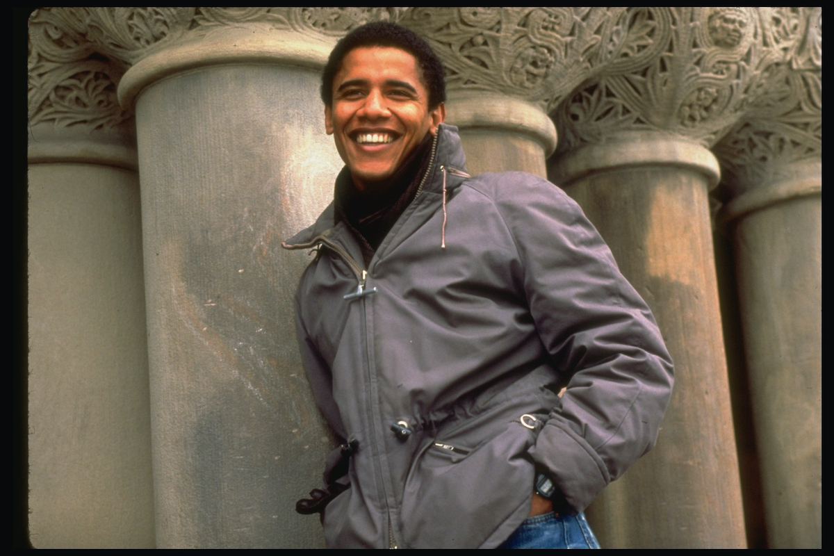 barack-obama-65-eves-10-teny | Marie Claire Barack Obama fiatalon, szürke kabátban nevetve
