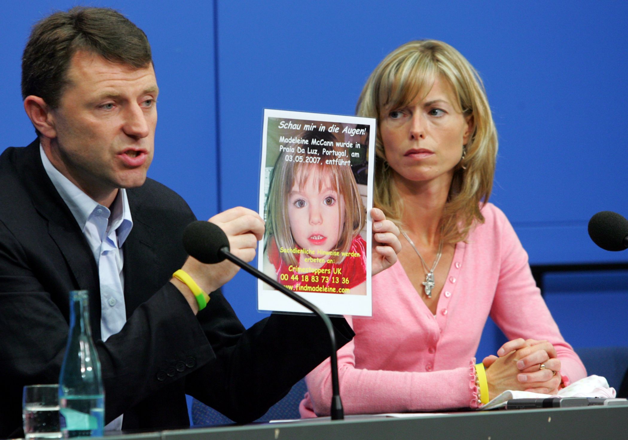 Madeleine Mccann szülei eltűnt kislányuk fotójával