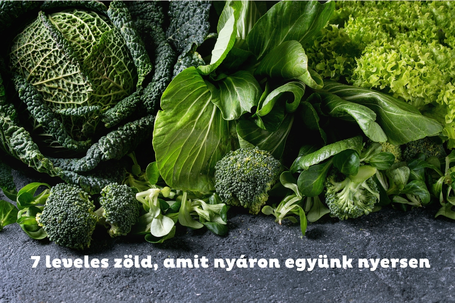 Különböző leveles zöldek fekete asztalon