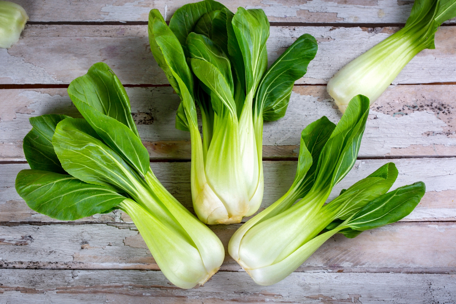 Pak choi | Marie Claire Három bok choi fa asztalon