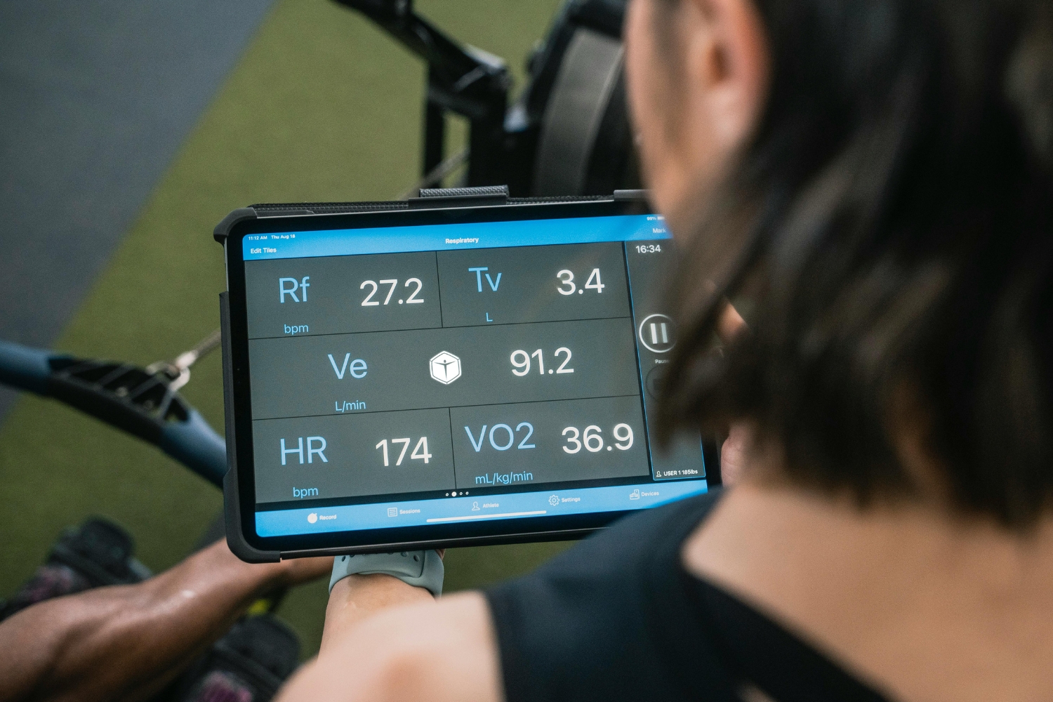 Férfi tableten az edzés különböző élettani értékeit, köztük a VO2 max értékét nézi
