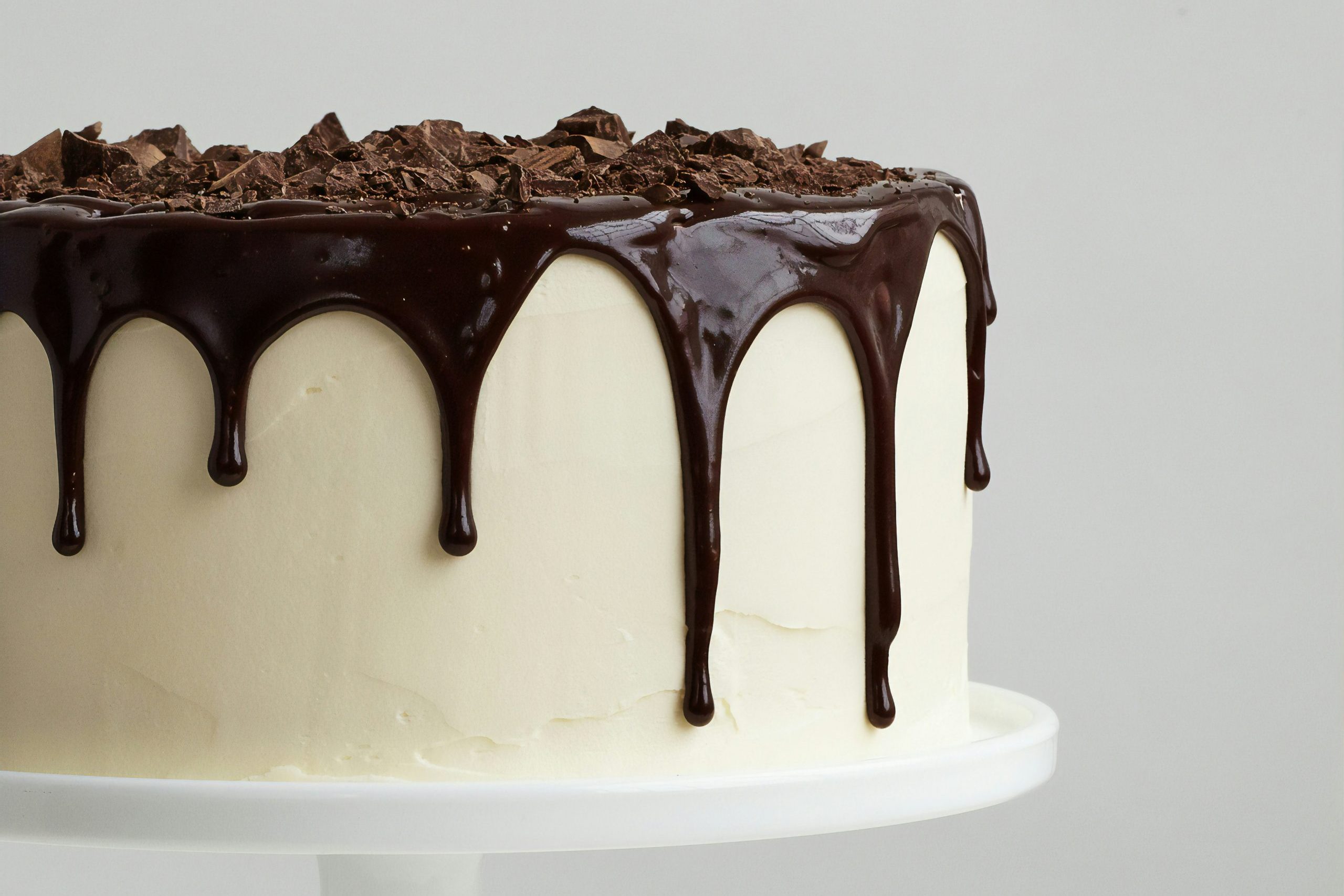 fehér torta csokimázzal oldalról – részlet