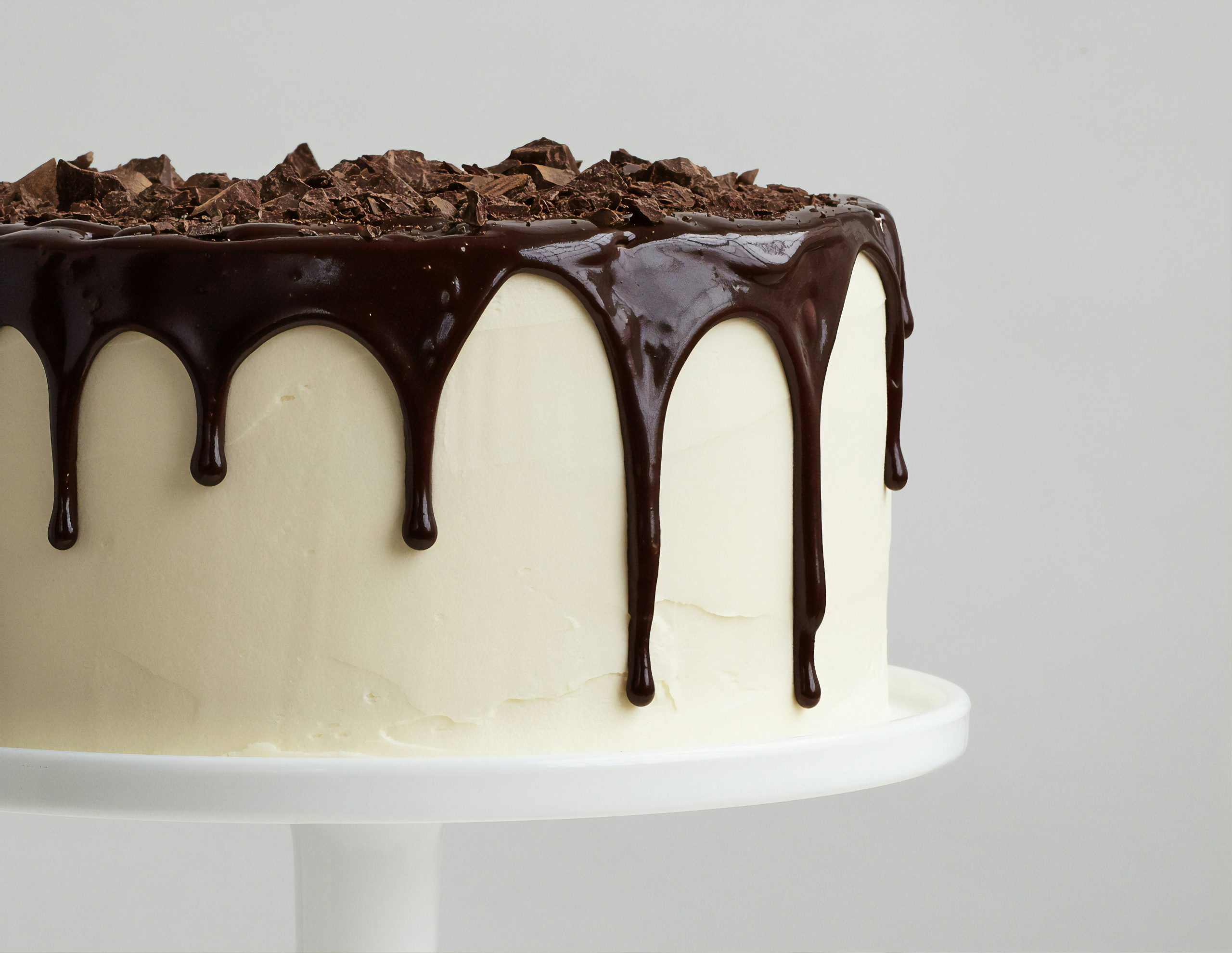 fehér torta csokimázzal oldalról – részlet
