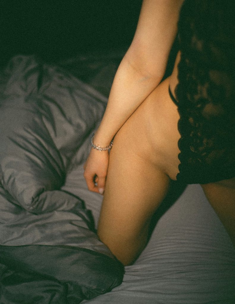 orgazmikus-meditacio-nicole-daedone | Marie Claire Női torzó közelről csipkés body-ban