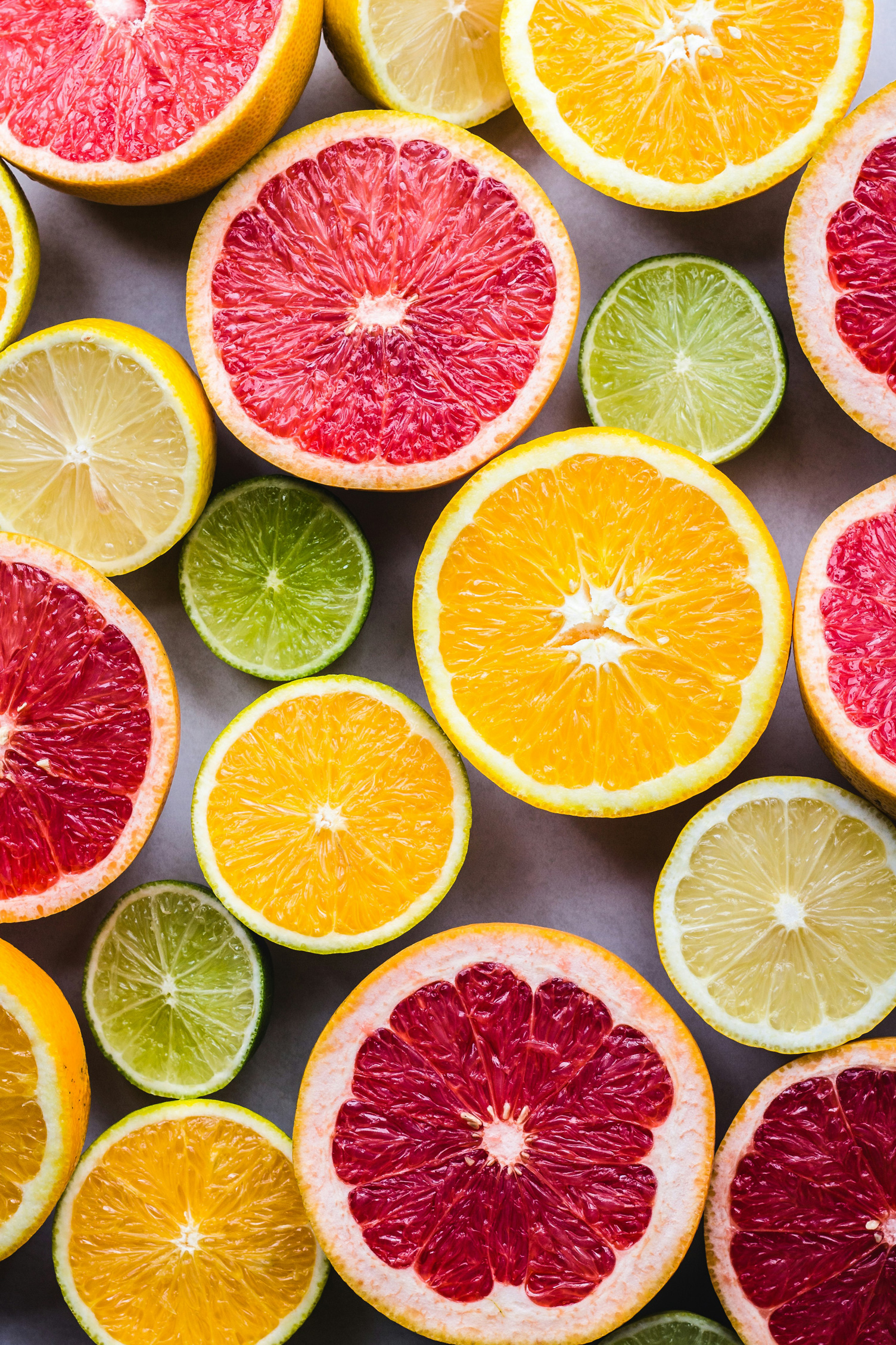 rostos-etel-magas-koleszterin-ellen | Marie Claire 4-5: Alma, citrusfélék és bogyós gyümölcsök: ezek a gyümölcsök élelmi rostokban és antioxidánsokban is gazdagok. A Nutrients folyóiratban 2019-ben megjelent tanulmány szerint a pektin, egy számos gyümölcsben megtalálható oldható rostfajta, segít csökkenteni a koleszterinszintet.
